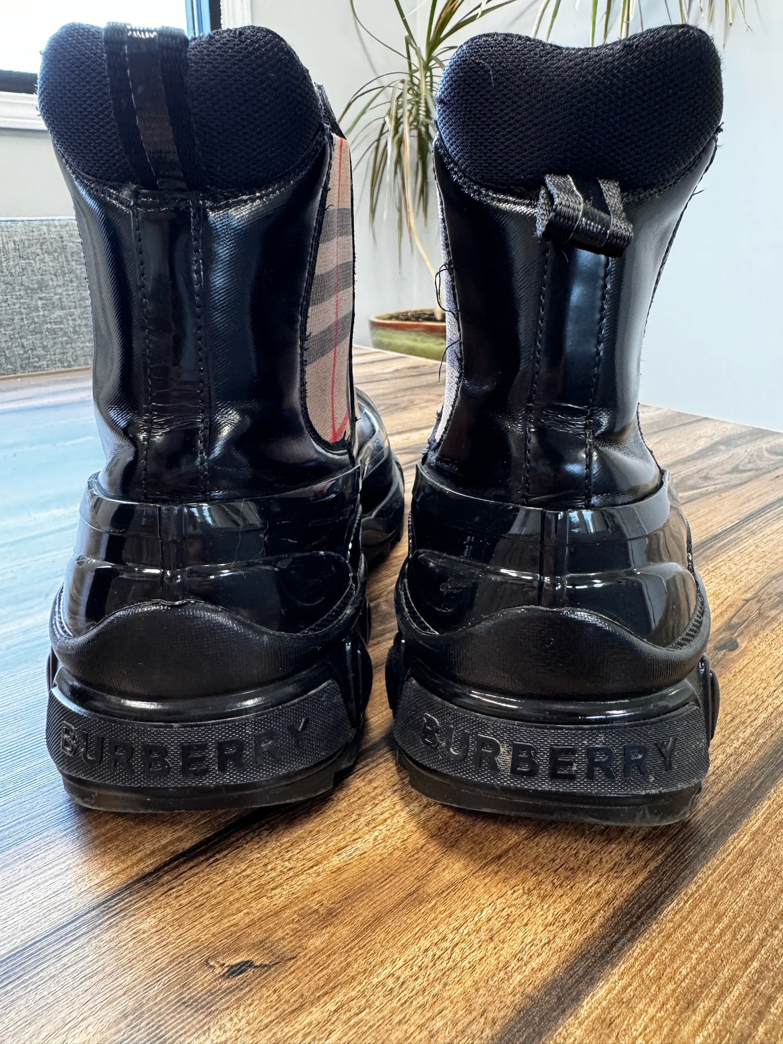 BURBERRY BOOT SIZE 40