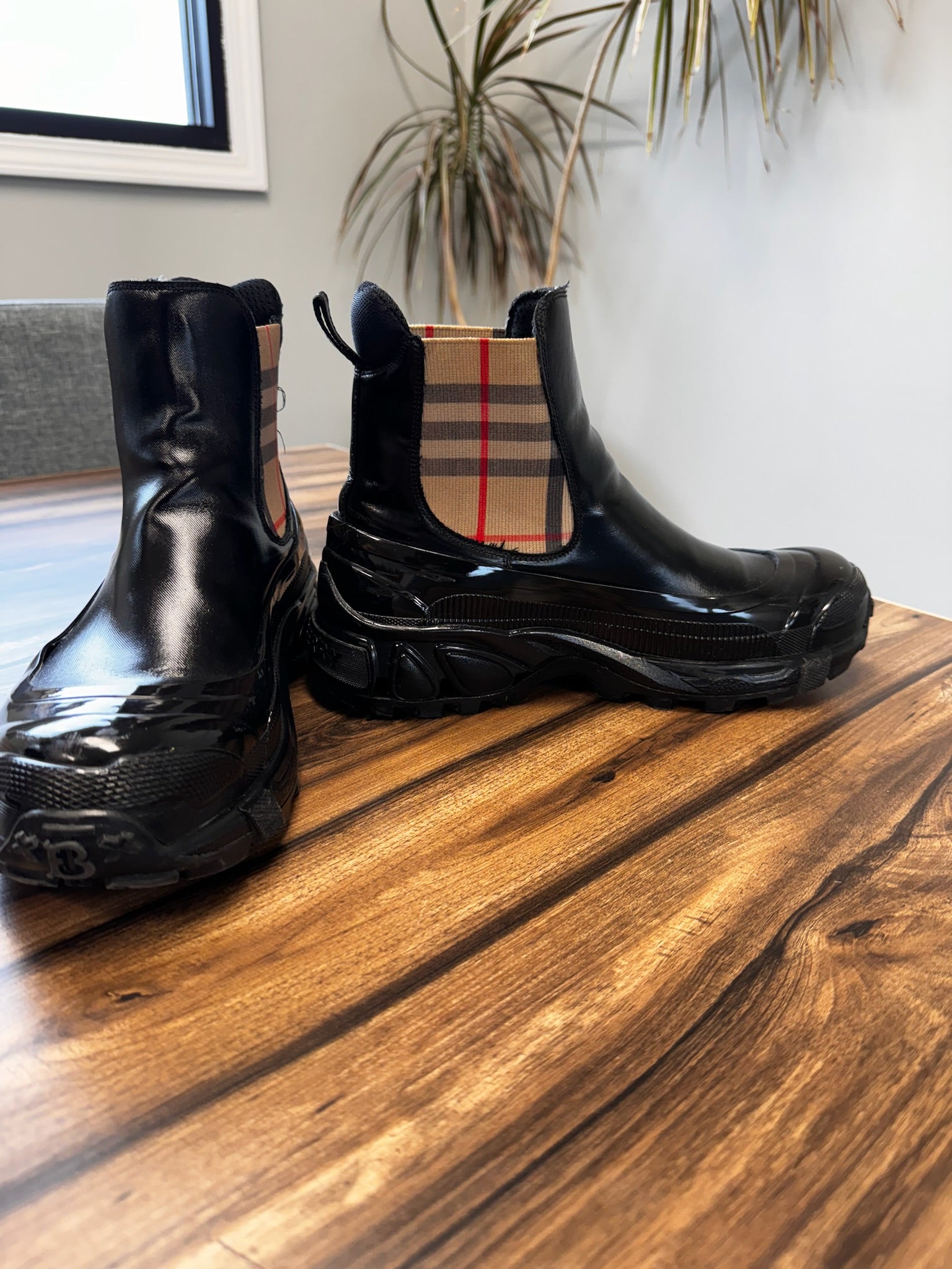 BURBERRY BOOT SIZE 40